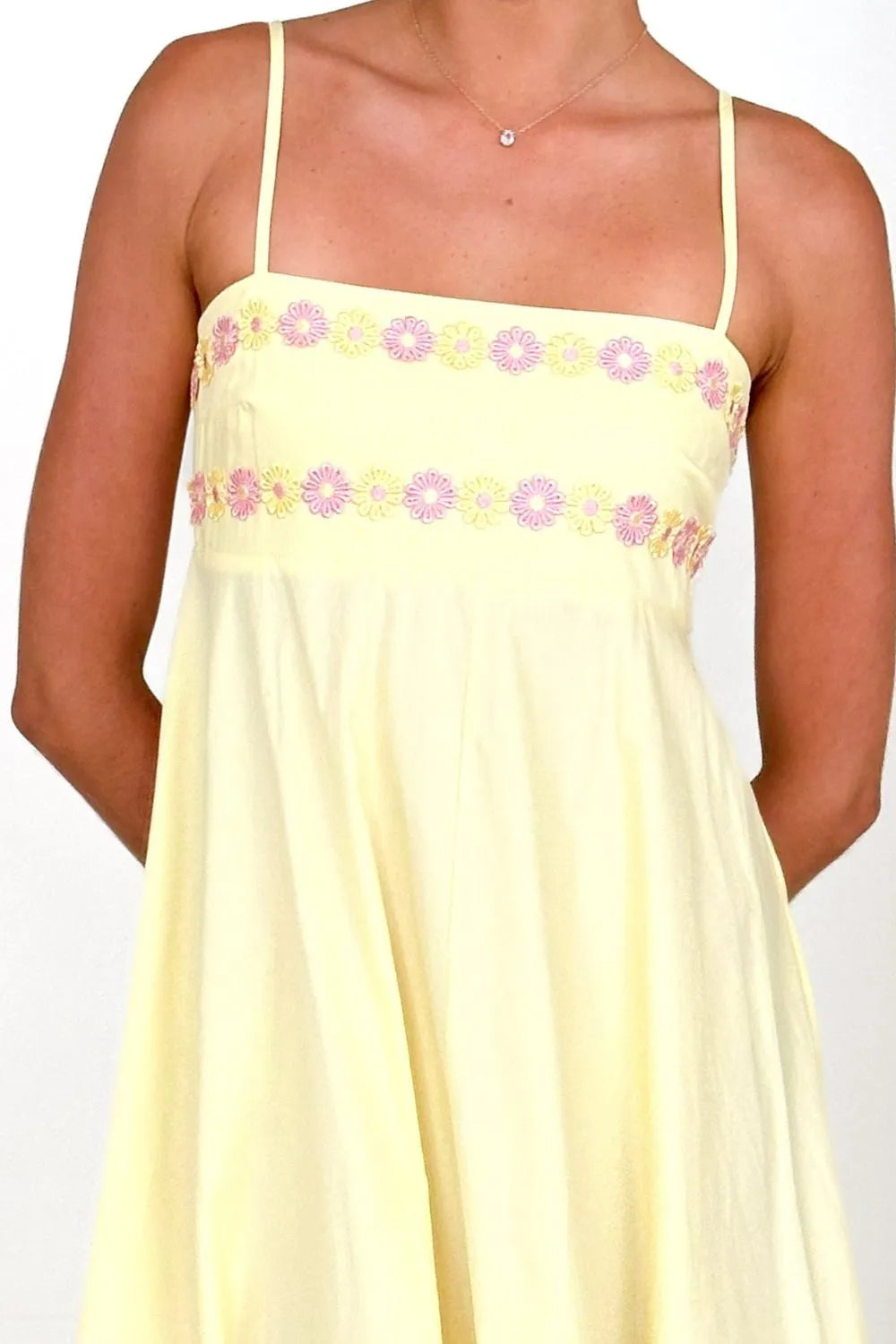 Maxikleid aus Satin mit Blumenstickerei