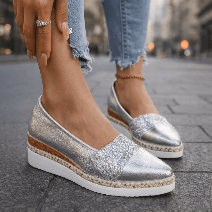 Damen Sommerschuhe als Keilabsatz Pantoletten mit funkelndem Band