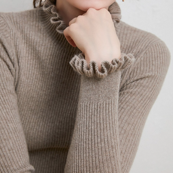 Gemütlicher Rollkragen-Strickpullover mit zarten Rüschendetails