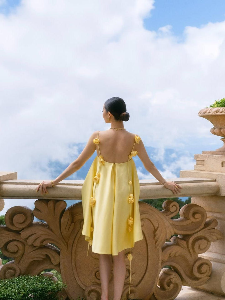Rückenfreies Minikleid mit 3D-Rosen-Applikationen in Gelb