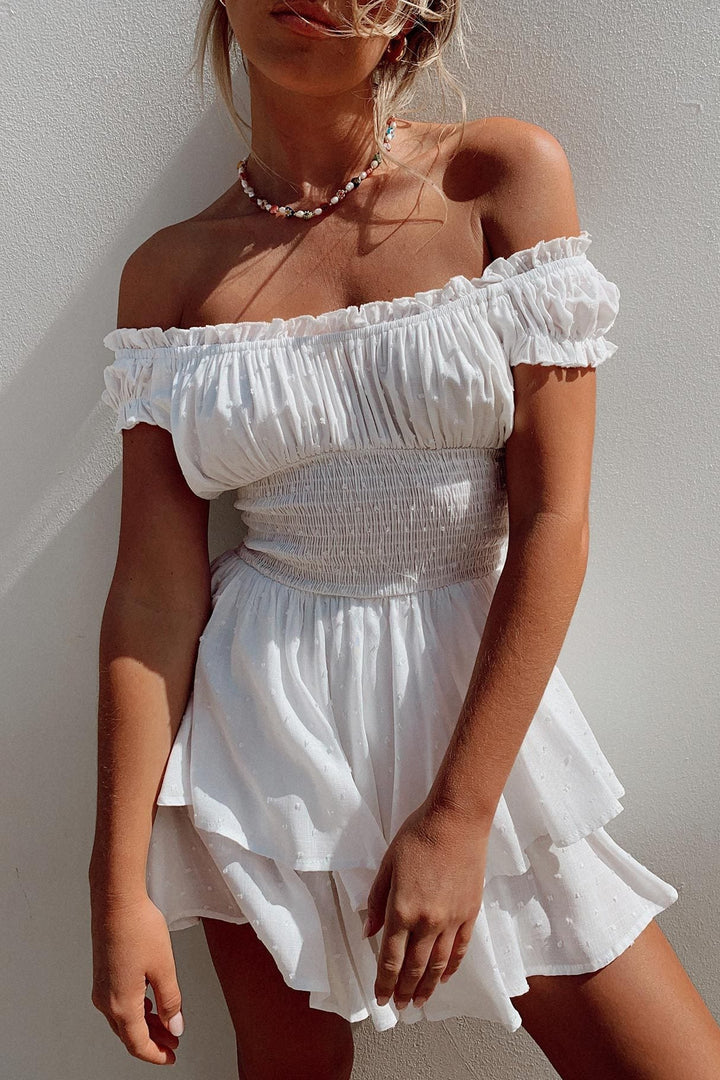 Damen Minikleid mit Carmenausschnitt und Volantsaum in Vorderansicht