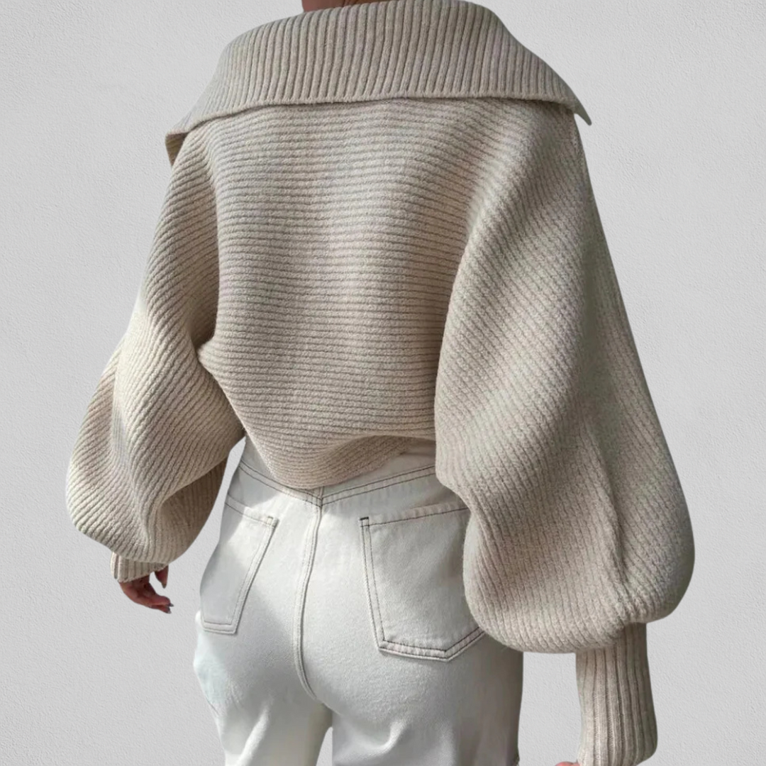 Rückansicht des Damenpullovers im entspannten Schnitt
