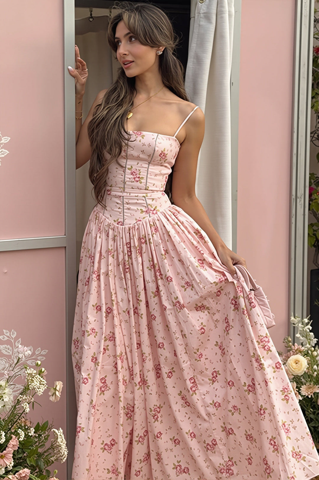 Detailaufnahme des Blumenprints auf dem Damen-Maxikleid