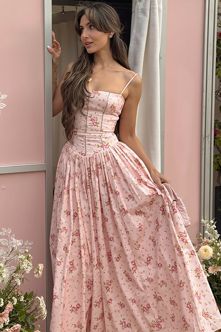 Detailaufnahme des Blumenprints auf dem Damen-Maxikleid