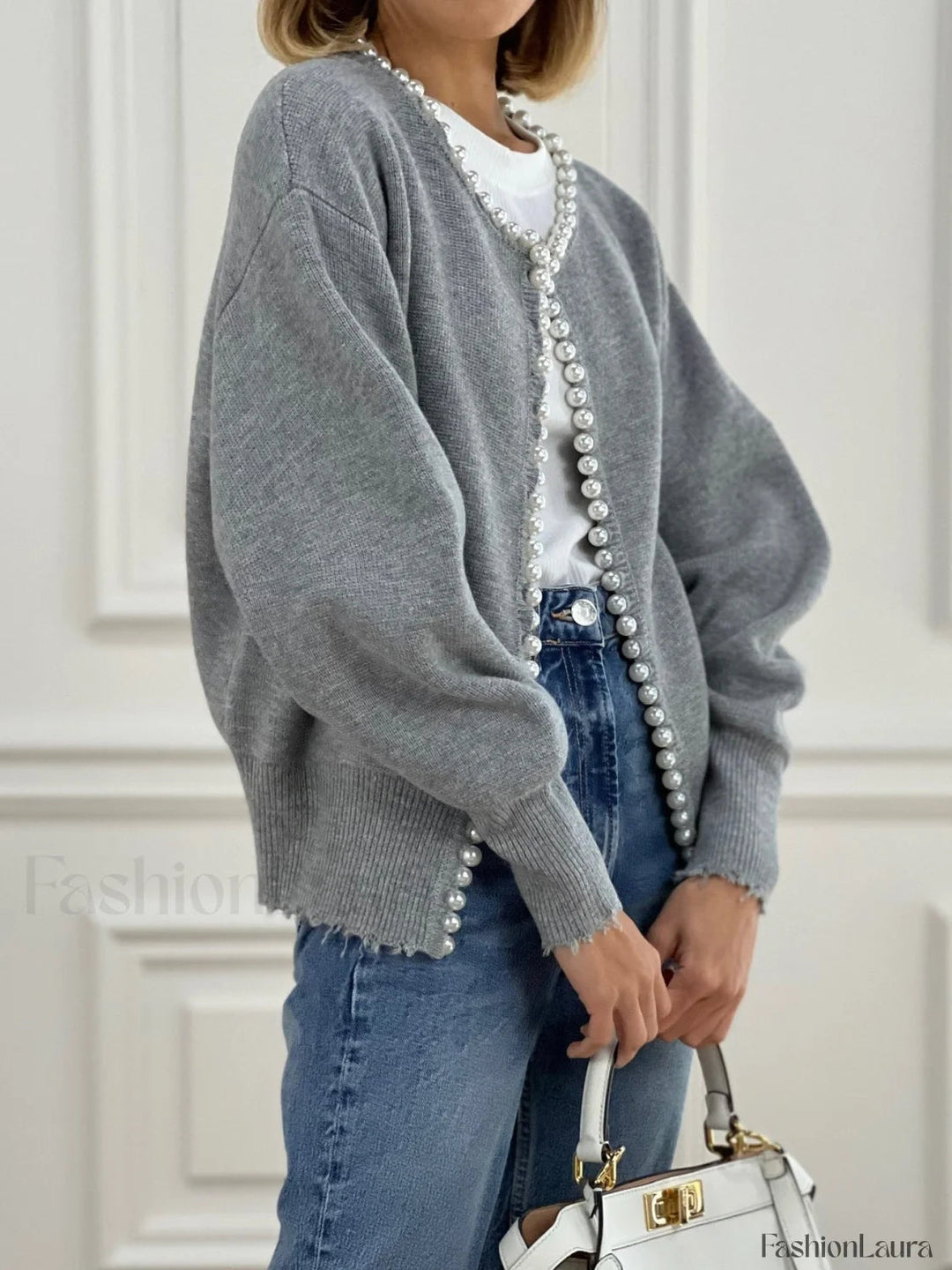 Strickcardigan mit Perlenbesatz und ausgefranstem Saum