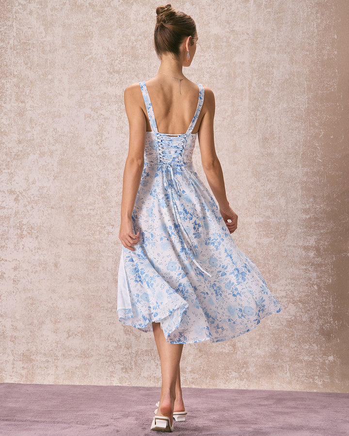 Blaues Midikleid mit Blumenmuster, eckigem Ausschnitt und gerafftem Design