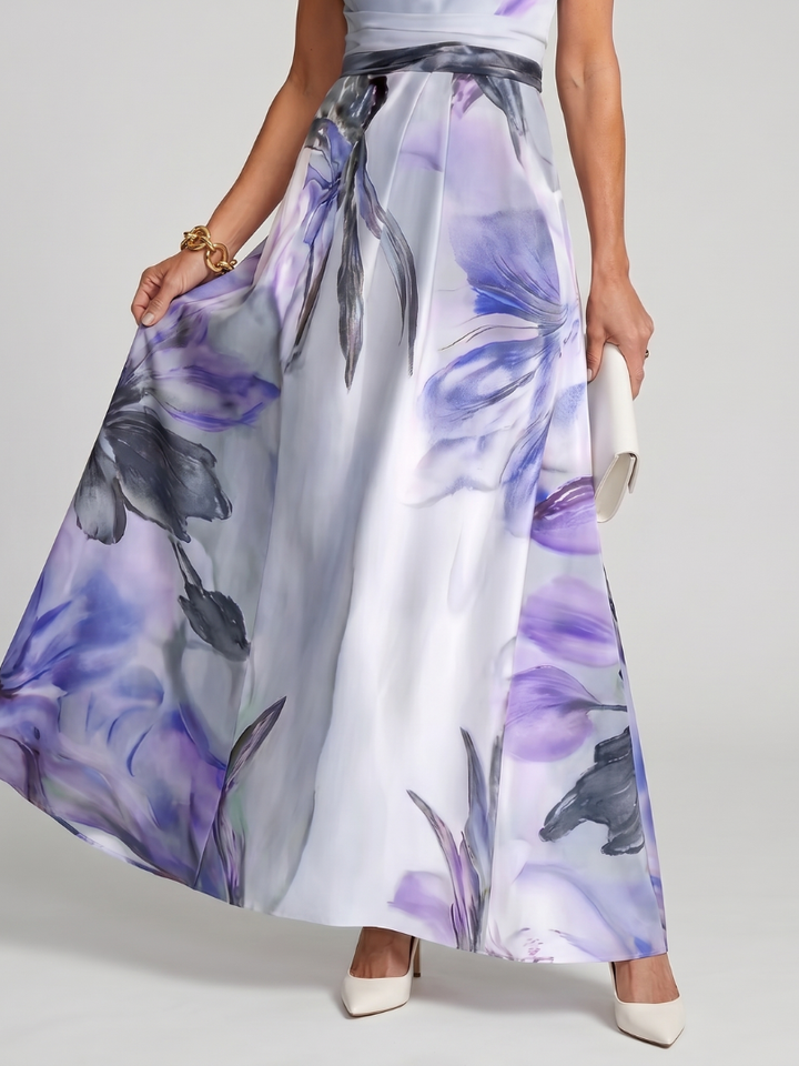 Detail des Stoffes und Blumenmusters am Maxikleid