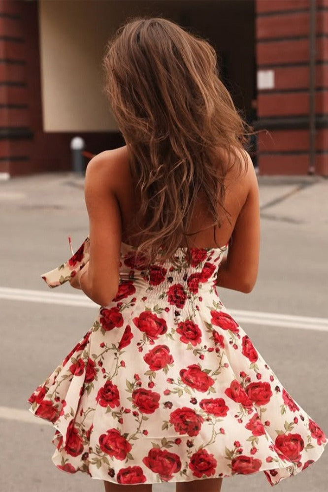 Nahaufnahme vom Print des Damen-Minikleids mit Halterträgern