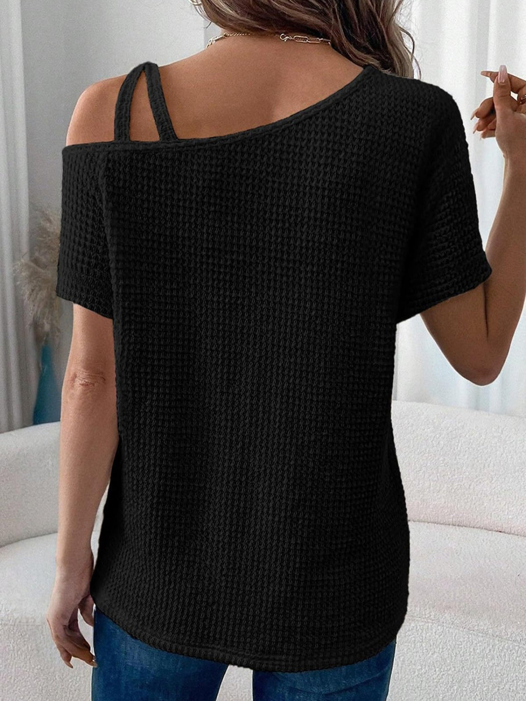 Asymmetrisches T-Shirt mit kurzem Arm und Rundhalsausschnitt