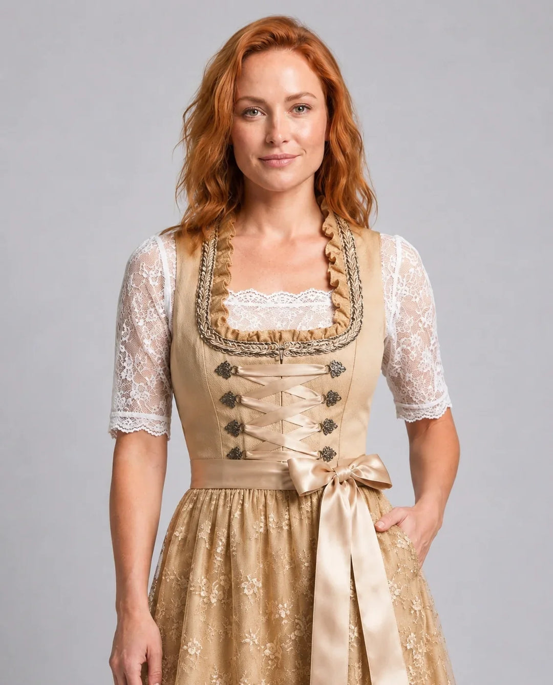Spitzenbluse des Damen-Dirndls mit filigranen Details