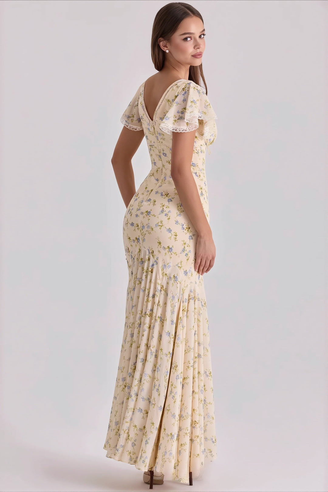 Detailaufnahme des V-Ausschnitts am floralen Damenkleid