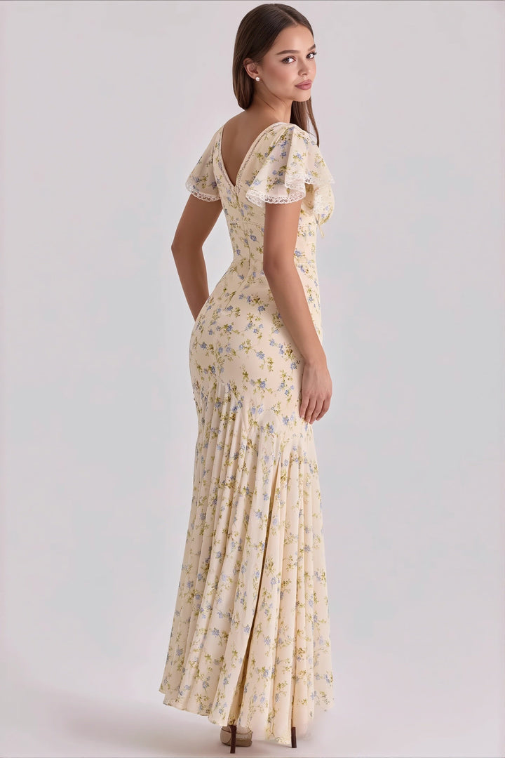Detailaufnahme des V-Ausschnitts am floralen Damenkleid
