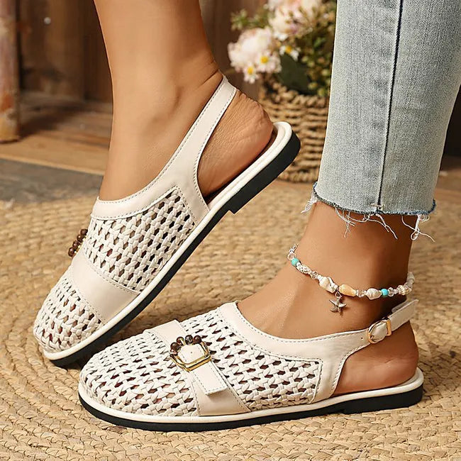 Rückansicht der flachen Flechtsandalen für Damen mit offenem Fersenbereich