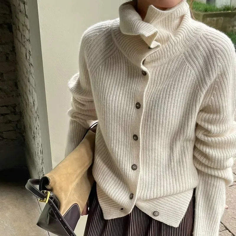 Gemütlicher Strickrollkragenpullover mit Knöpfen
