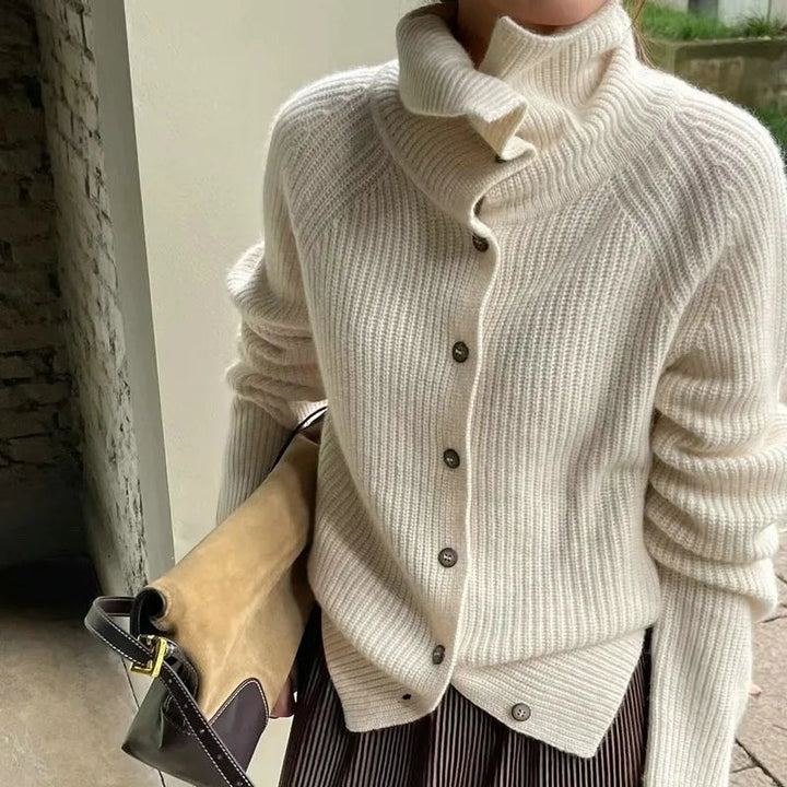 Gemütlicher Strickrollkragenpullover mit Knöpfen