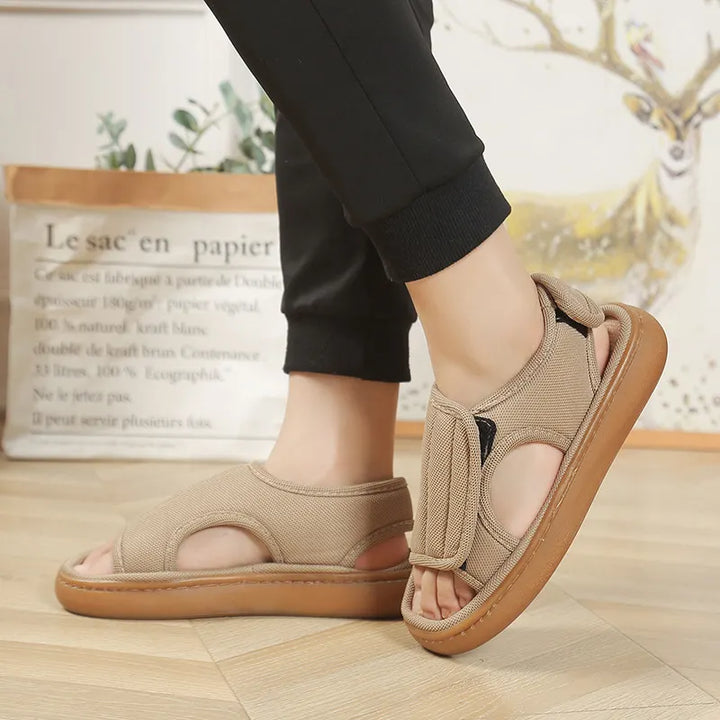 Damen Sandalen mit Klettverschluss und rutschfester Sohle in Vorderansicht