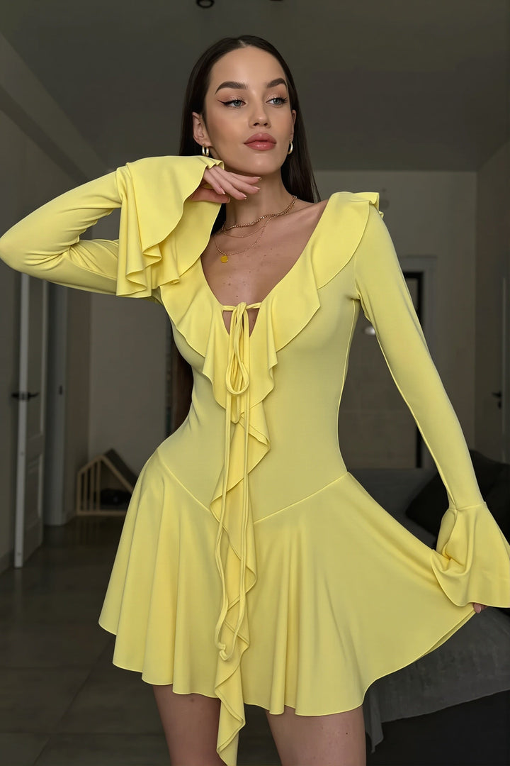 Damen Minikleid mit Bindeband und Volants in Studioaufnahme