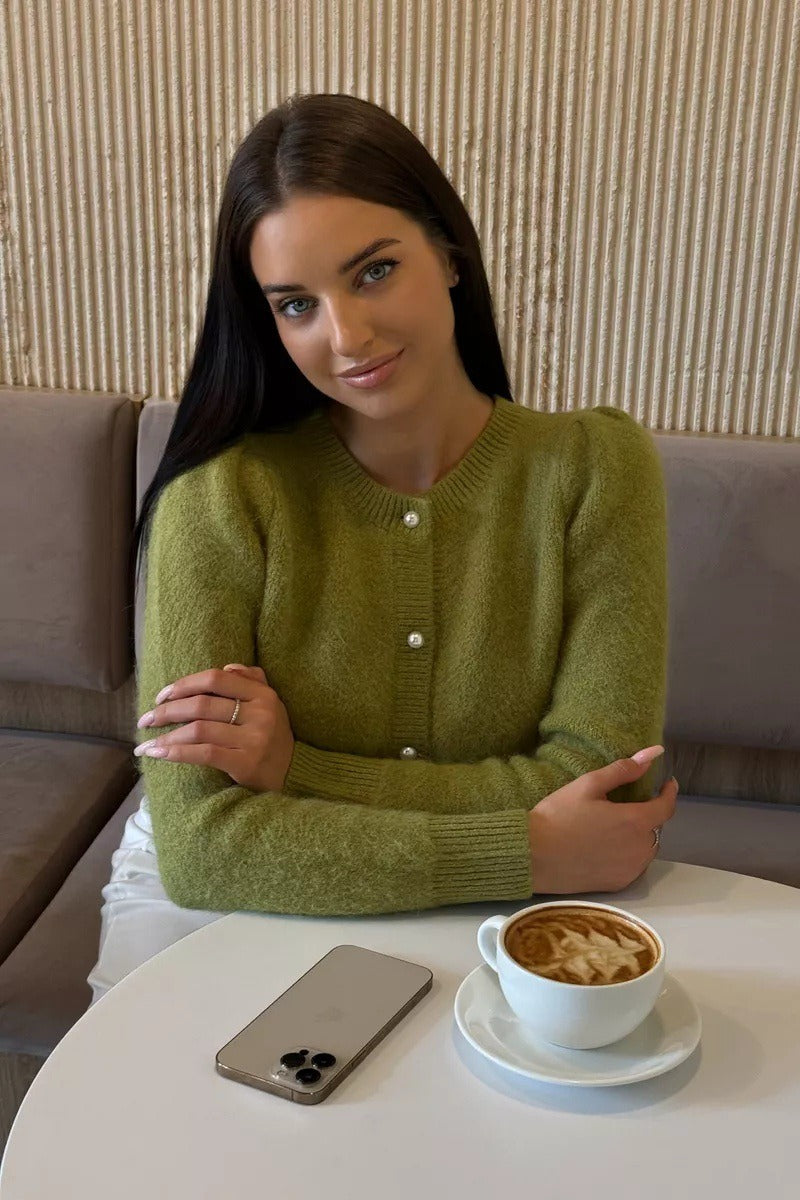 Damenstrickjacke als vielseitiges Kleidungsstück für Büro und Freizeit