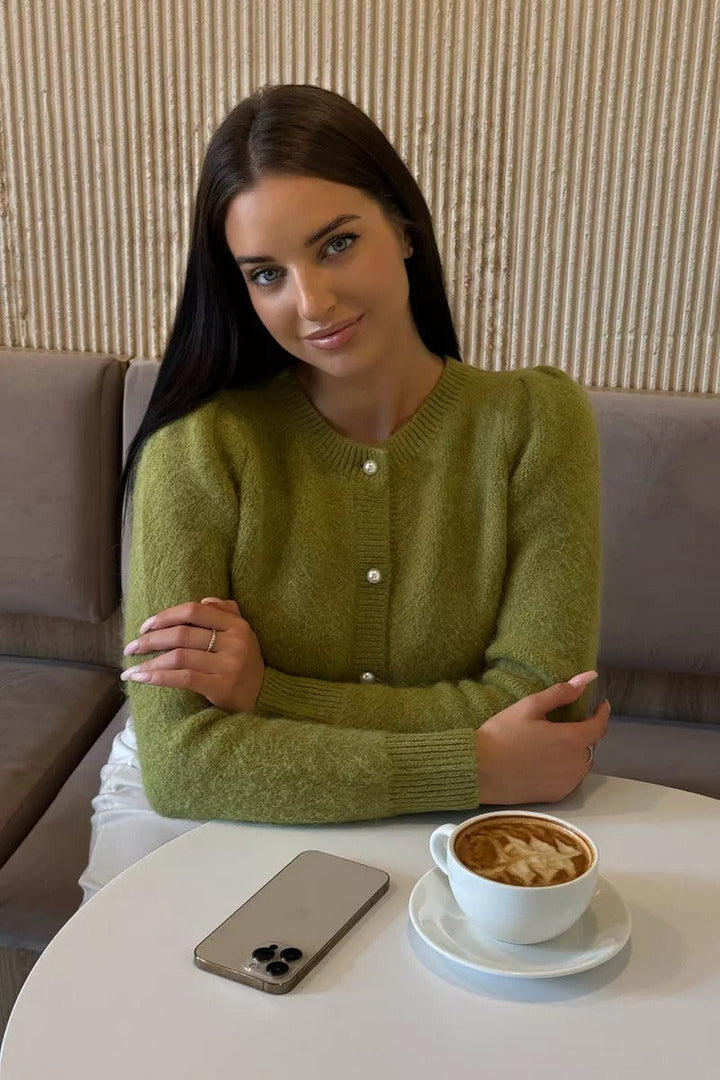 Damenstrickjacke als vielseitiges Kleidungsstück für Büro und Freizeit