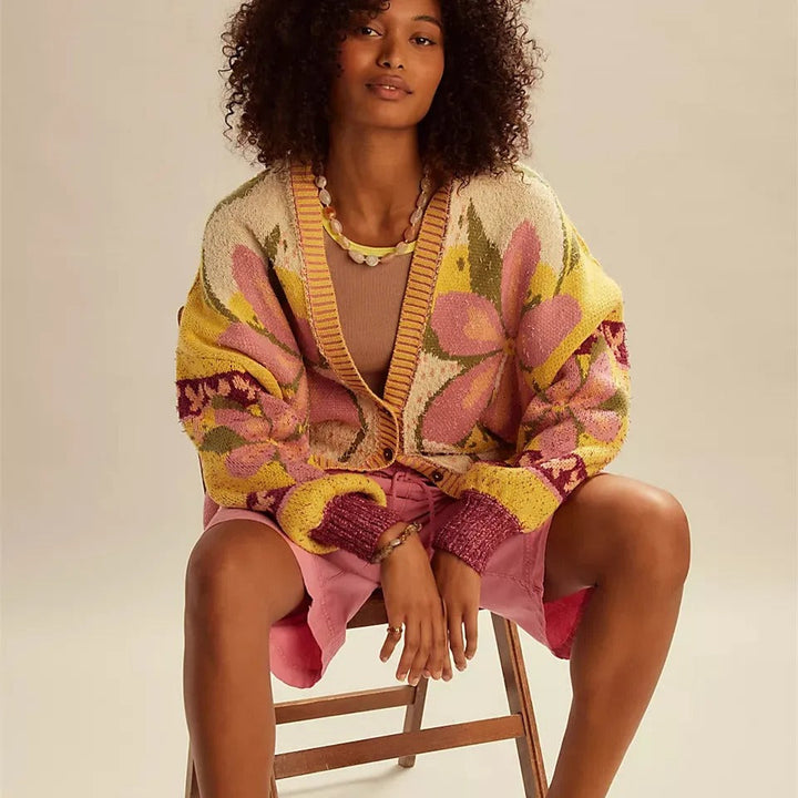 Gemütliche florale Strickjacke mit weitem Schnitt und langen Ärmeln
