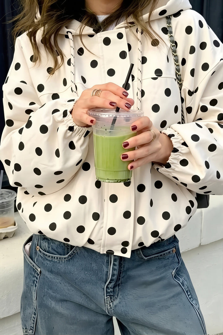 Damen Kurzjacke mit Kapuze und auffälligem Punktemuster