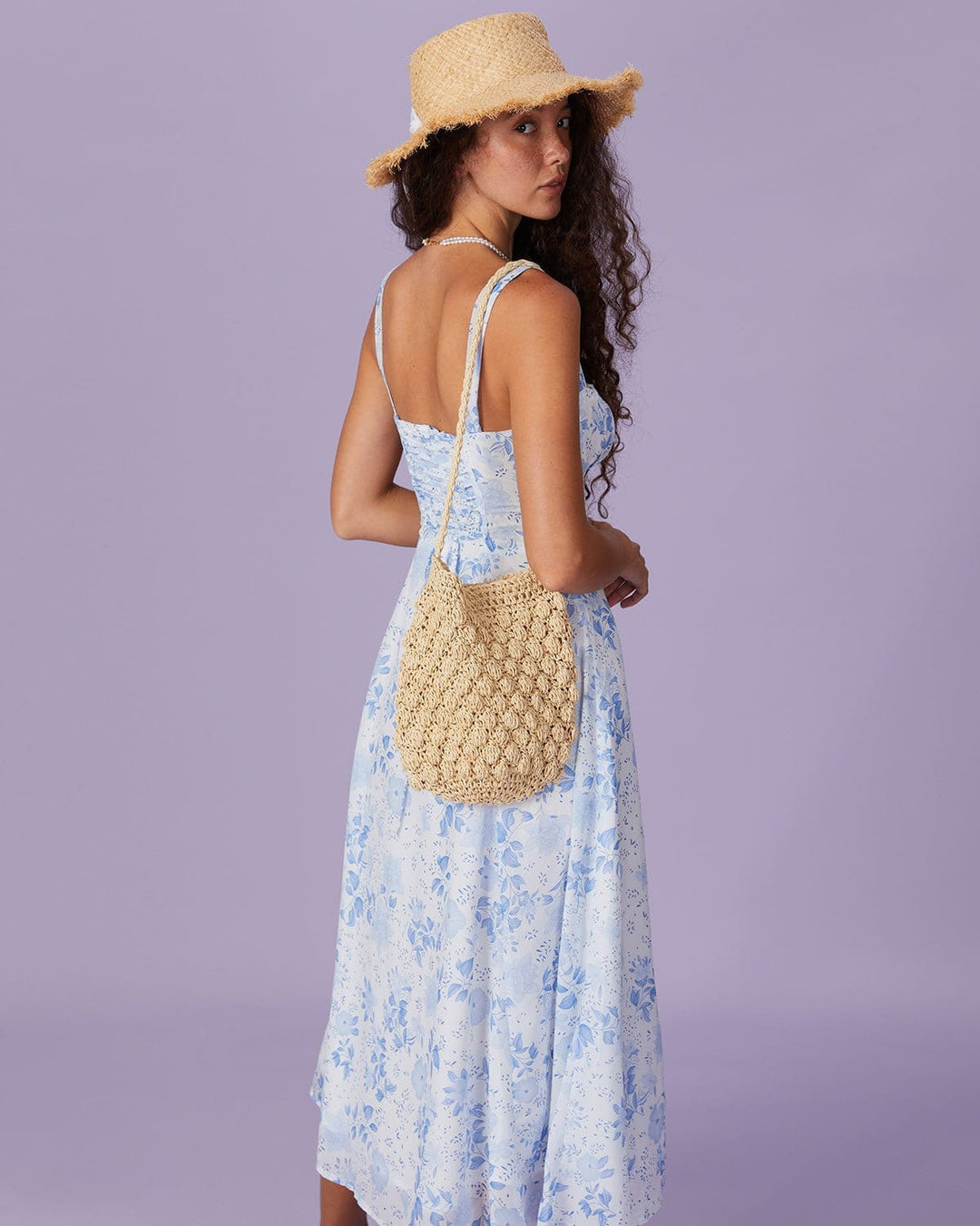 Blaues Midikleid mit Blumenmuster, eckigem Ausschnitt und gerafftem Design