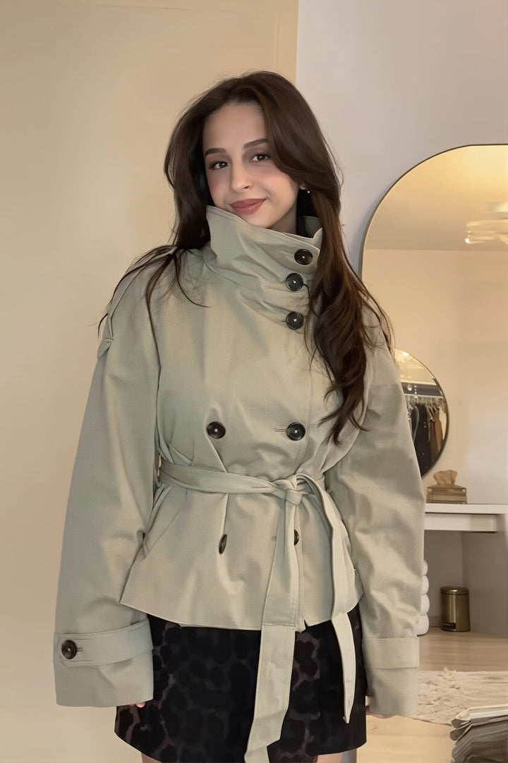 Seitenansicht der kurzen Damen-Trenchjacke mit gebundenem Gürtel