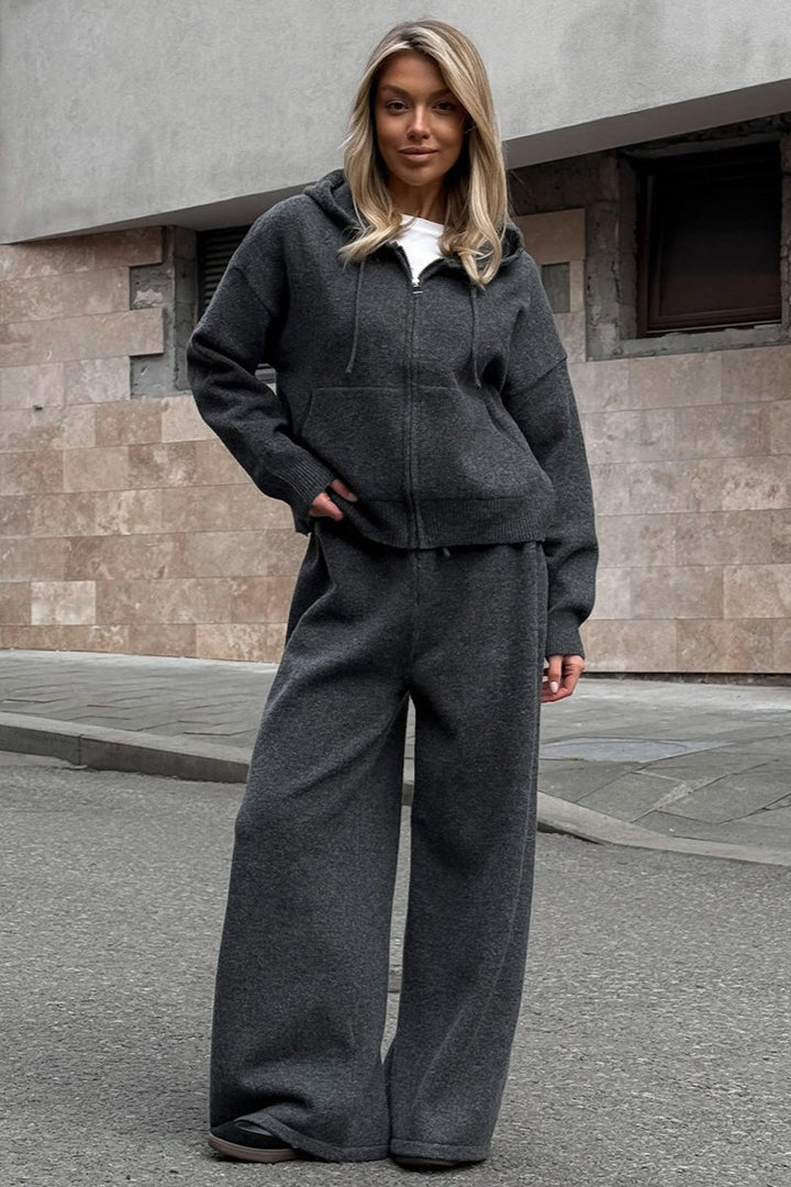 Weite Damenhose kombiniert mit einem passenden Strickoberteil