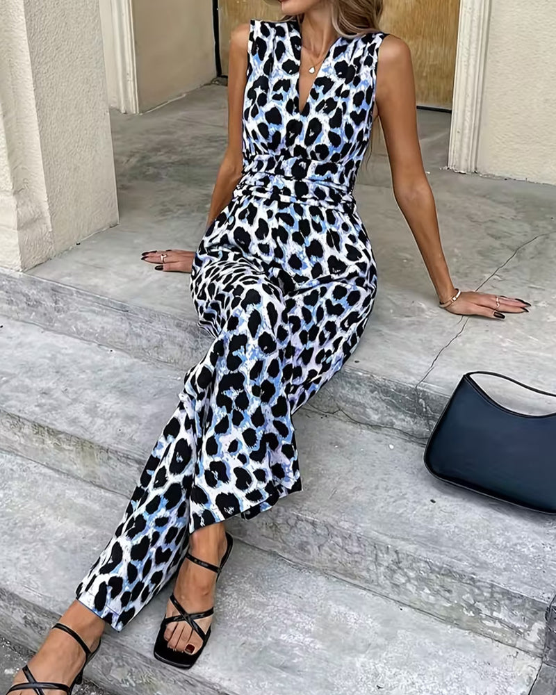 Leoparden-Jumpsuit für Damen stilvoll kombiniert