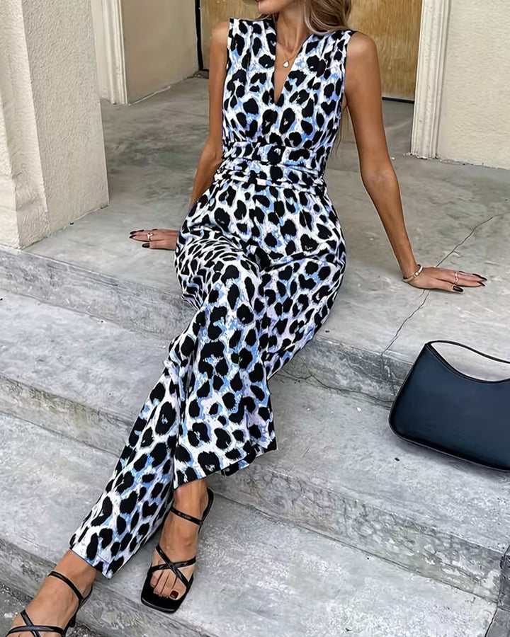 Leoparden-Jumpsuit für Damen stilvoll kombiniert
