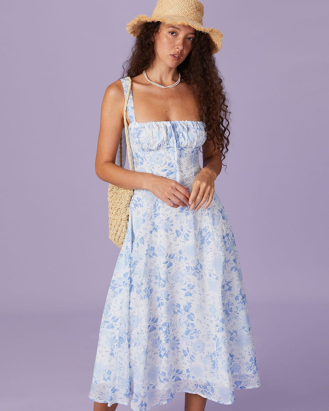 Blaues Midikleid mit Blumenmuster, eckigem Ausschnitt und gerafftem Design