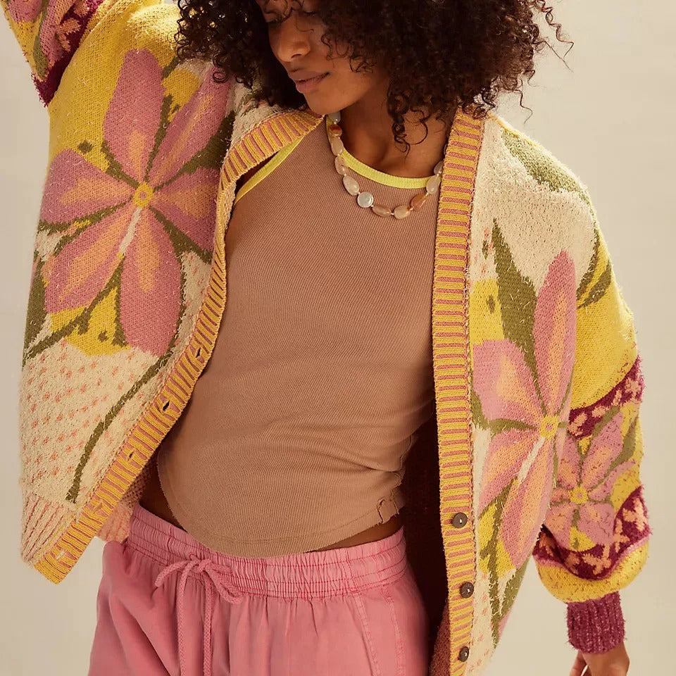 Gemütliche florale Strickjacke mit weitem Schnitt und langen Ärmeln