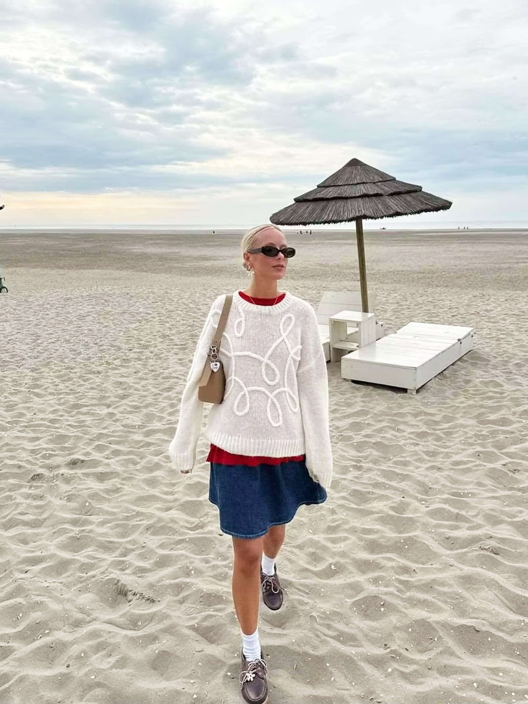 Gemütlicher übergroßer Pullover mit eleganten Stickereidetails