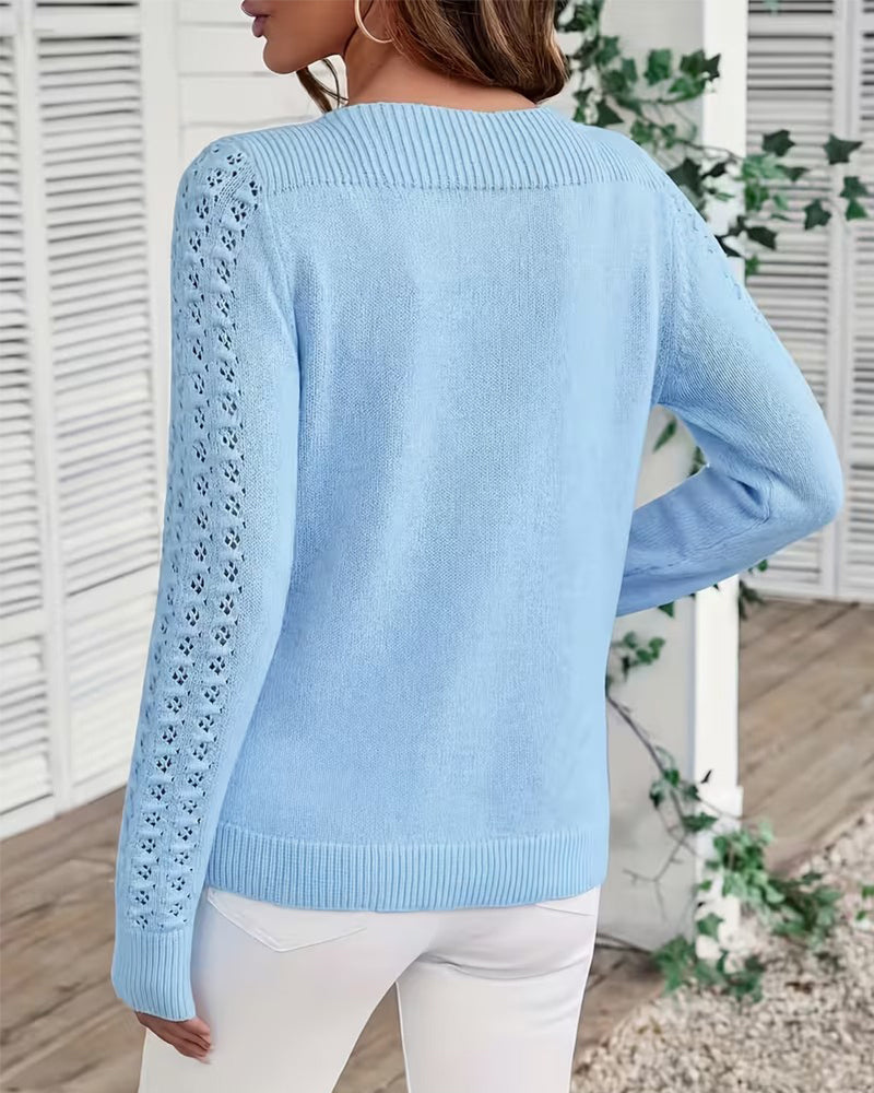 Detailansicht des raffinierten Cut-out-Ausschnitts am Damen-Strickpullover