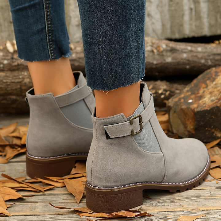 Schicke Stiefeletten mit Blockabsatz, Schnallenriemen und elastischen Seiteneinsätzen