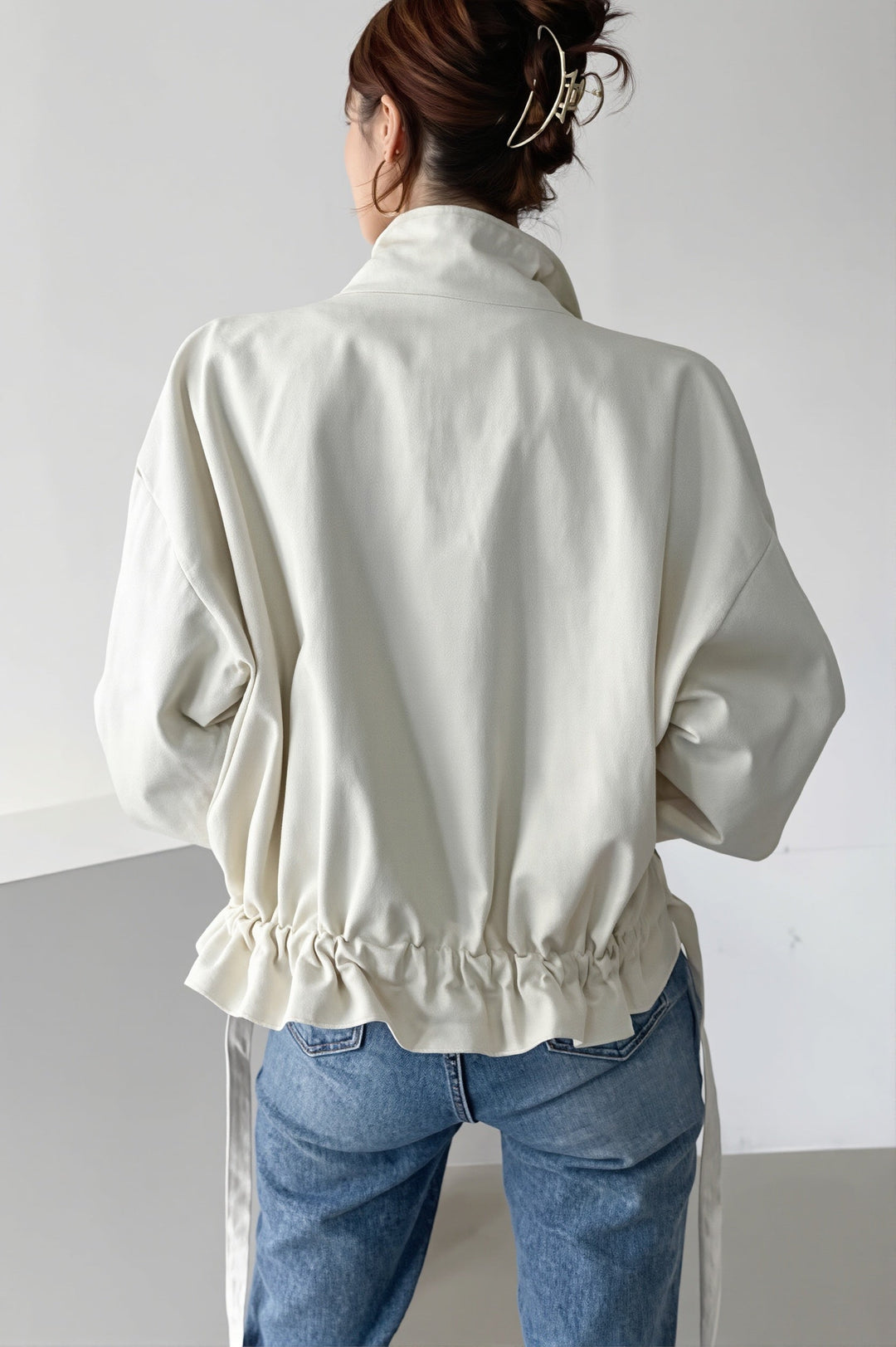 Detailansicht des Stehkragens der Damen Utility Jacke