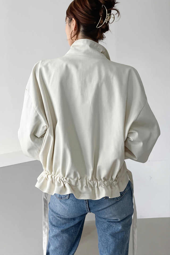 Detailansicht des Stehkragens der Damen Utility Jacke