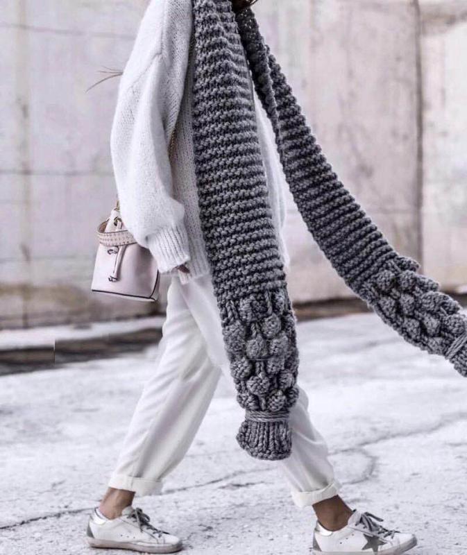 Detailansicht der hochwertigen Strickstruktur des Oversize-Schals