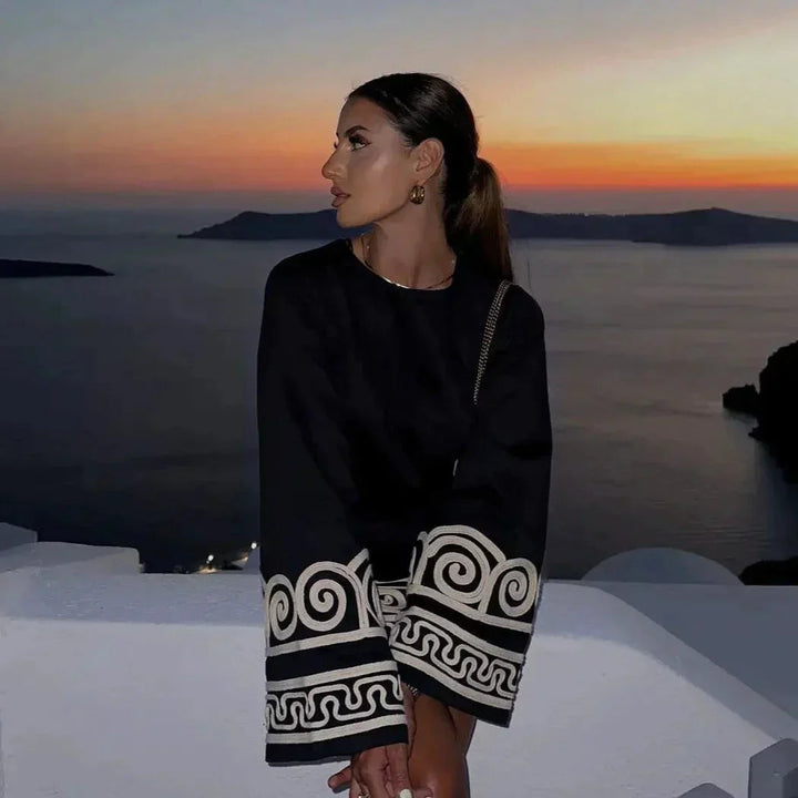 Besticktes Kleid mit langen Ärmeln