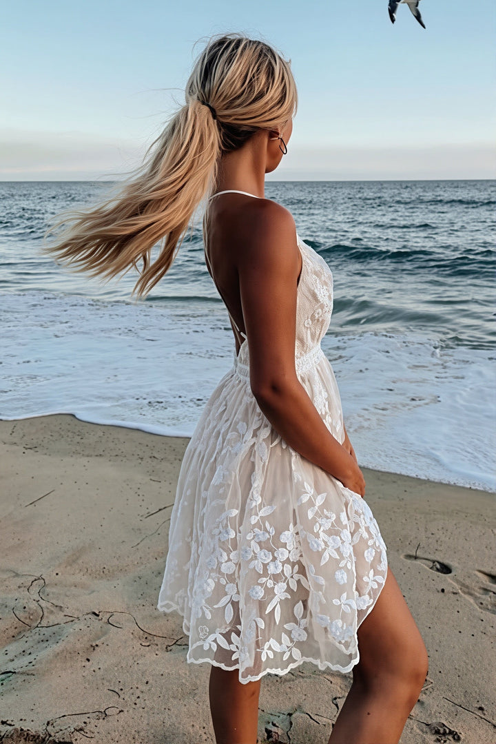 Damenkleid mit Spitze und Blumenstickerei in seitlicher Ansicht