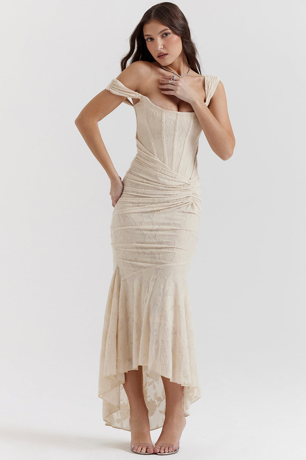 Fließendes, taillenschmeichelndes Kleid für mühelosen Stil