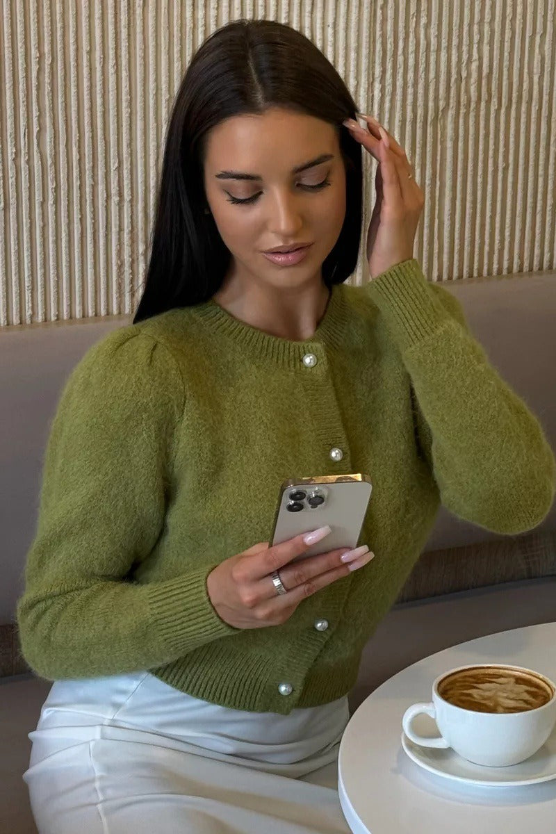 Gesamtansicht der Damenstrickjacke mit Rundhalsausschnitt und Knöpfen