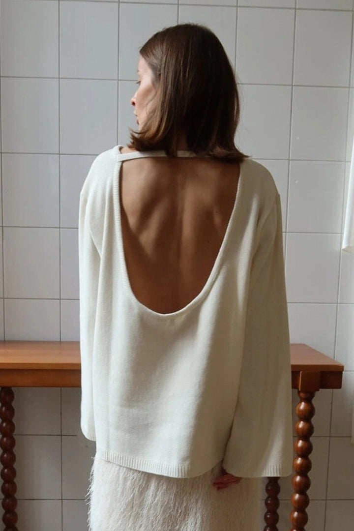 Rückenansicht des stilvollen Strickpullovers für Damen