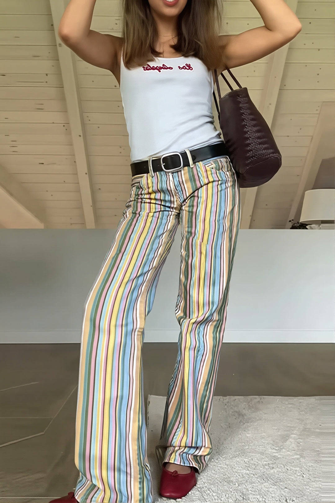 Damen Jeans mit bunten Seitenstreifen und geradem Bein in Seitenansicht