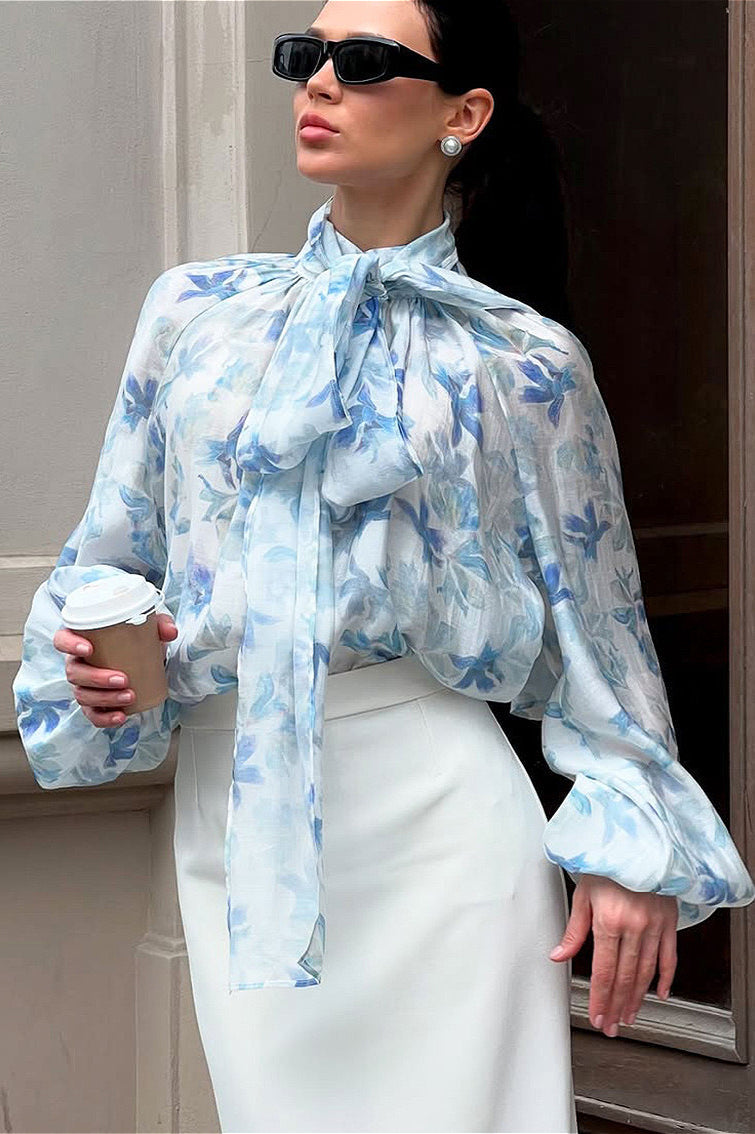 Detailansicht der Damenbluse mit Blumenprint und Bindeelement