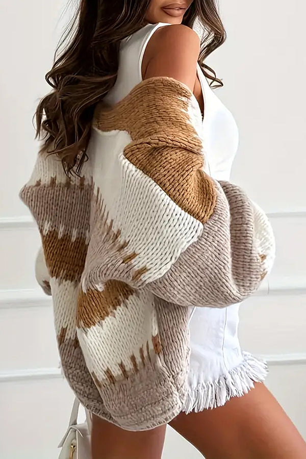 Gemütliche Freizeit-Strickjacke mit kontrastierender Nahtdetailierung