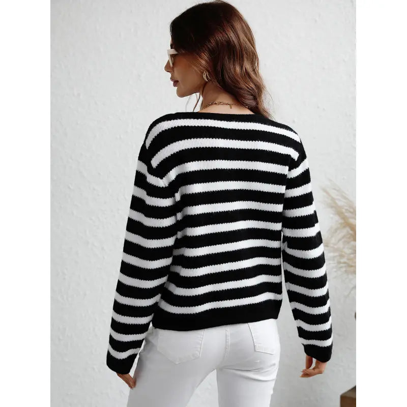 Gemütlicher grob gestrickter Pullover mit Knopfleiste und seitlichen Taschen