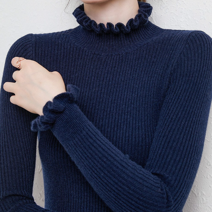 Gemütlicher Rollkragen-Strickpullover mit zarten Rüschendetails