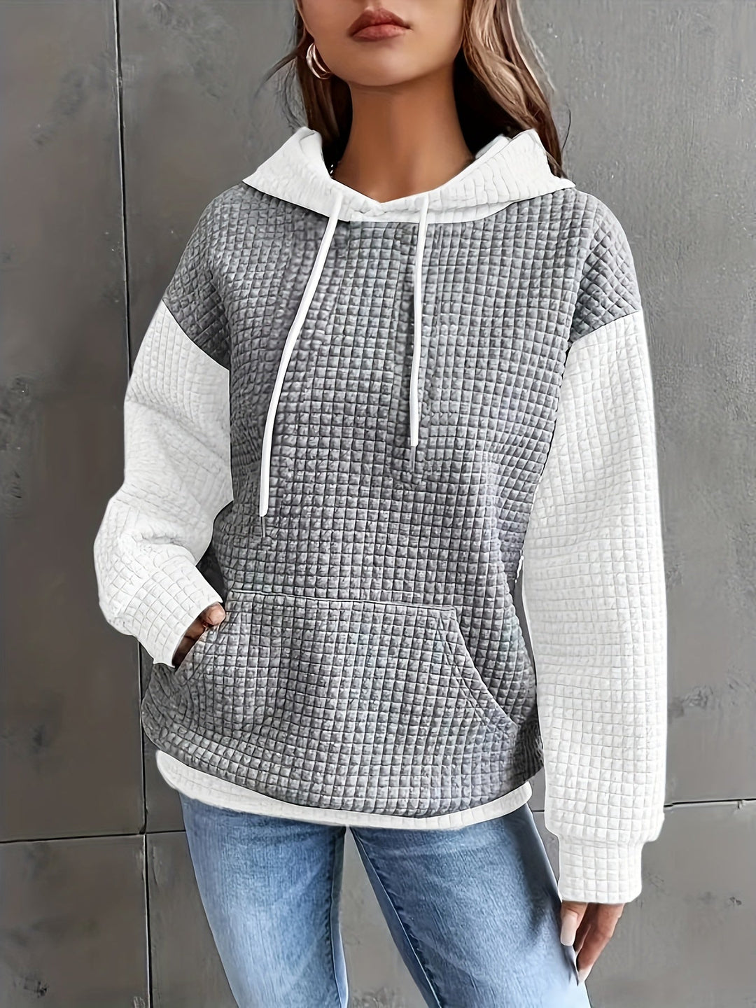 Detailansicht der Kapuze am zweifarbigen Damen-Hoodie