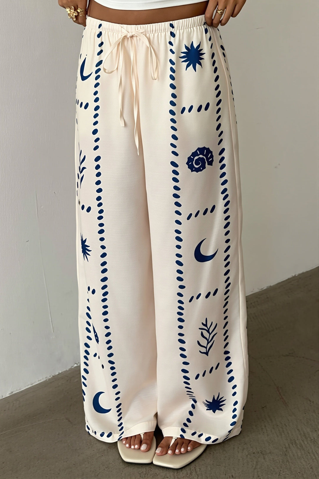 Damen weite Hose mit Print und Bindeband aus seitlicher Perspektive
